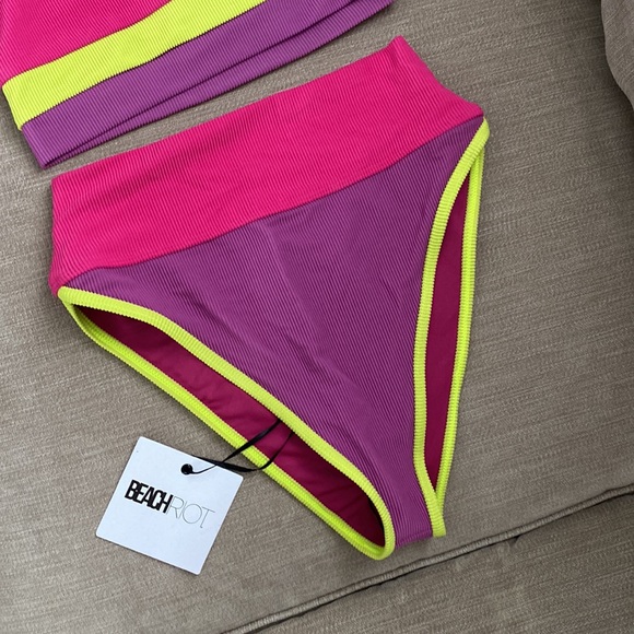 Beach riot- worn once. Still looks like it’s in brand new condition though. - Picture 3 of 5